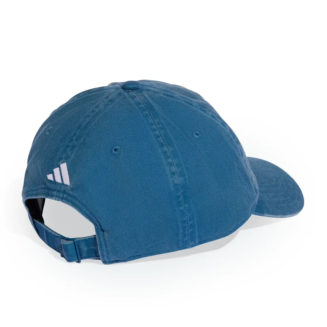 Close do boné Adidas Essentials azul petróleo mostrando o bordado frontal